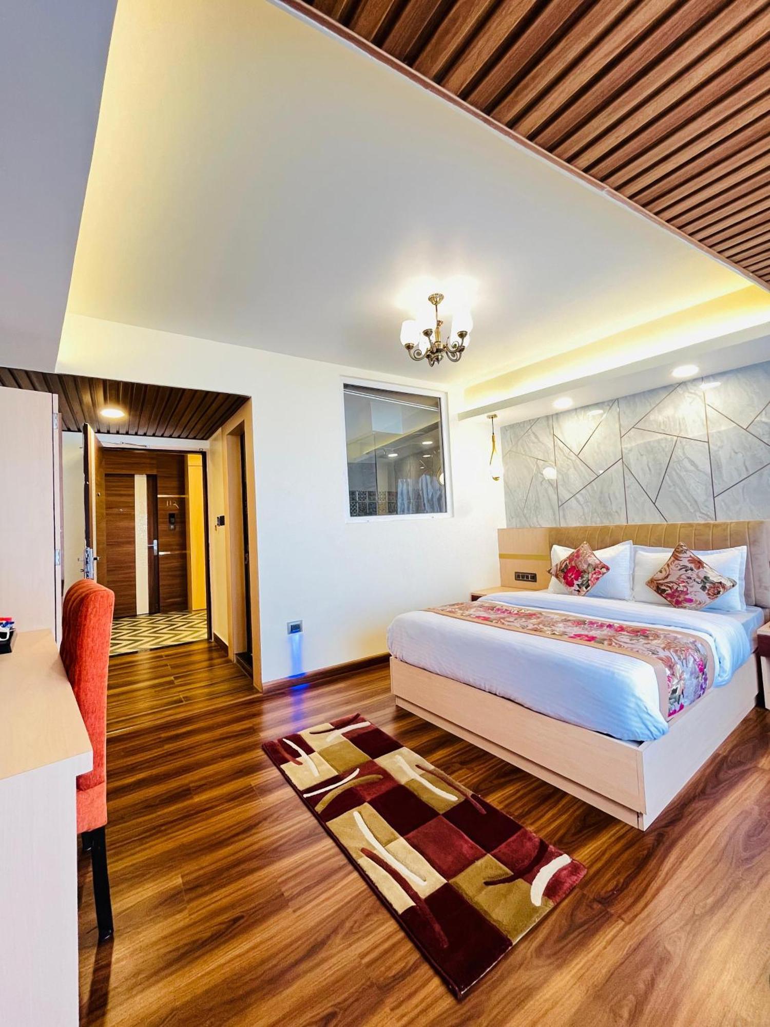 Luxury Stay At Hotel Broadway Boutique Mall Road Chowrasta Near Mahakal Temple Darjeeling  Extérieur photo