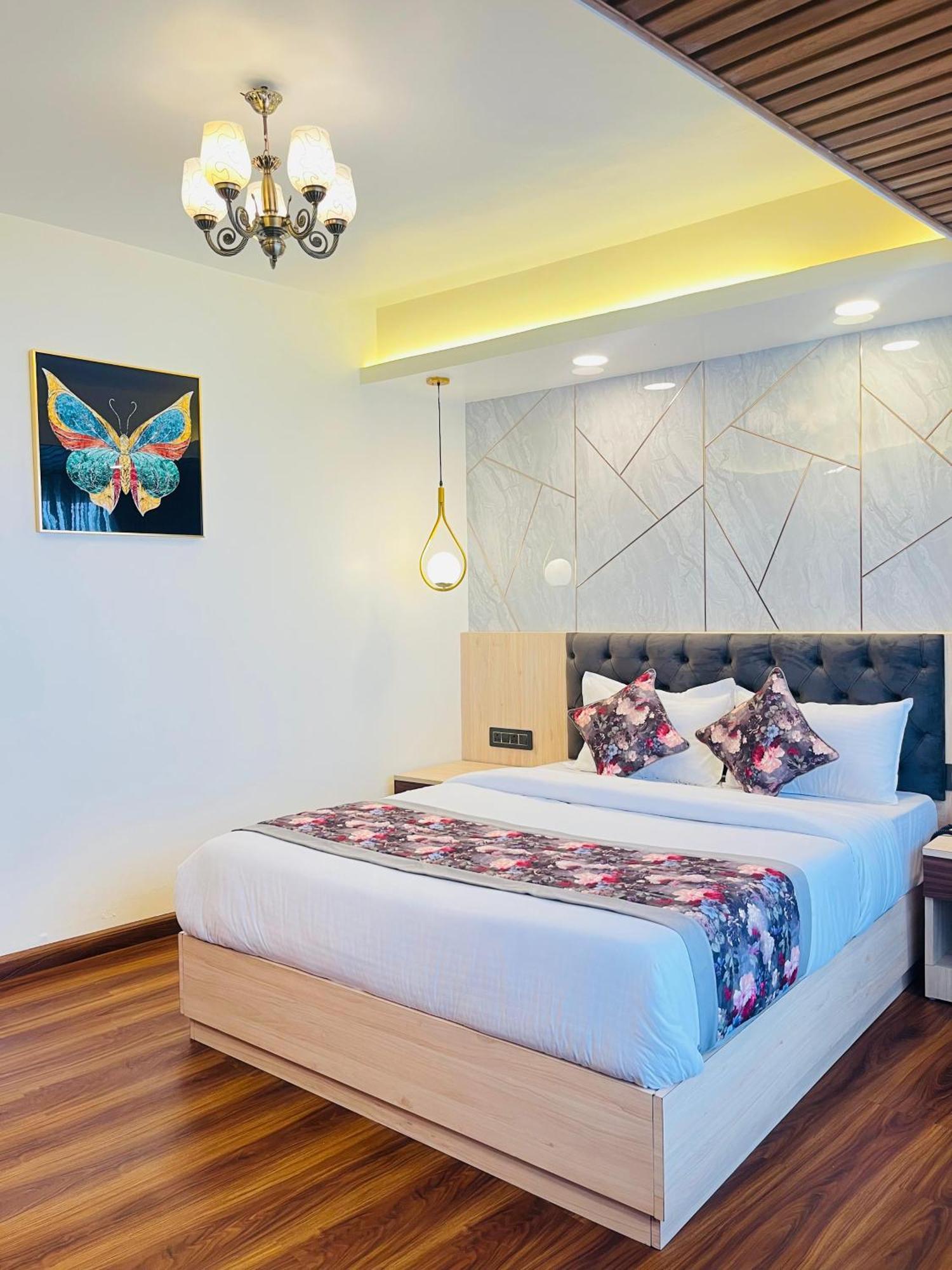 Luxury Stay At Hotel Broadway Boutique Mall Road Chowrasta Near Mahakal Temple Darjeeling  Extérieur photo
