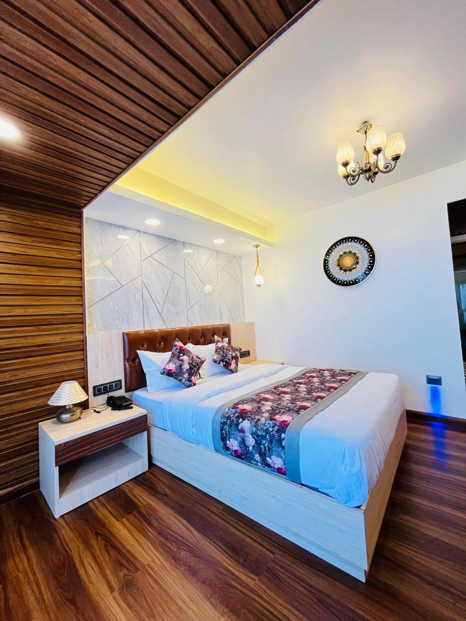 Luxury Stay At Hotel Broadway Boutique Mall Road Chowrasta Near Mahakal Temple Darjeeling  Extérieur photo