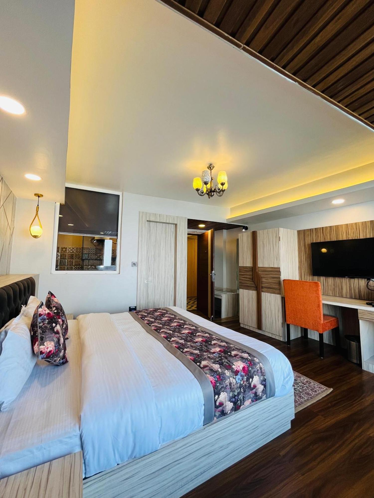 Luxury Stay At Hotel Broadway Boutique Mall Road Chowrasta Near Mahakal Temple Darjeeling  Extérieur photo