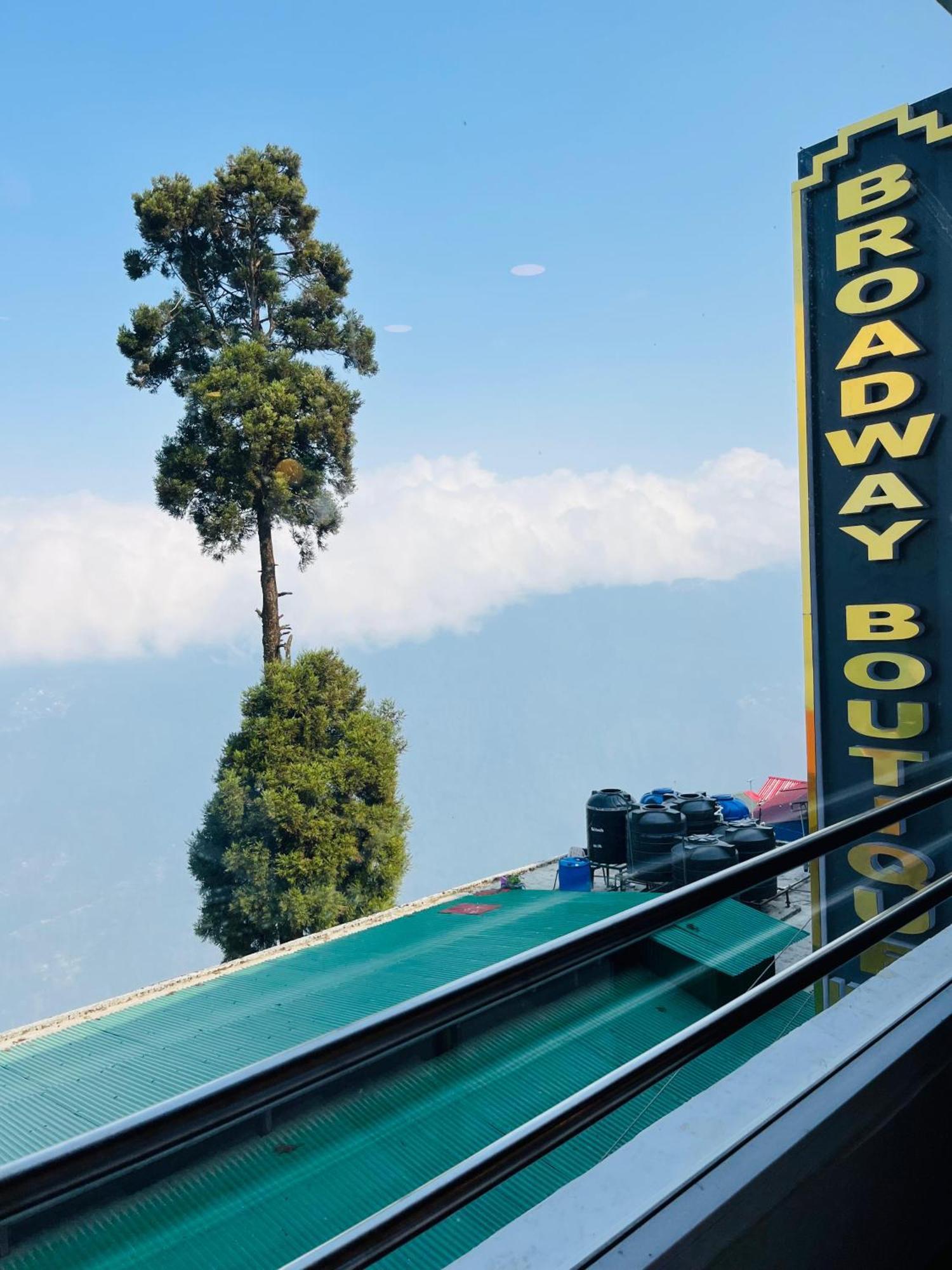 Luxury Stay At Hotel Broadway Boutique Mall Road Chowrasta Near Mahakal Temple Darjeeling  Extérieur photo