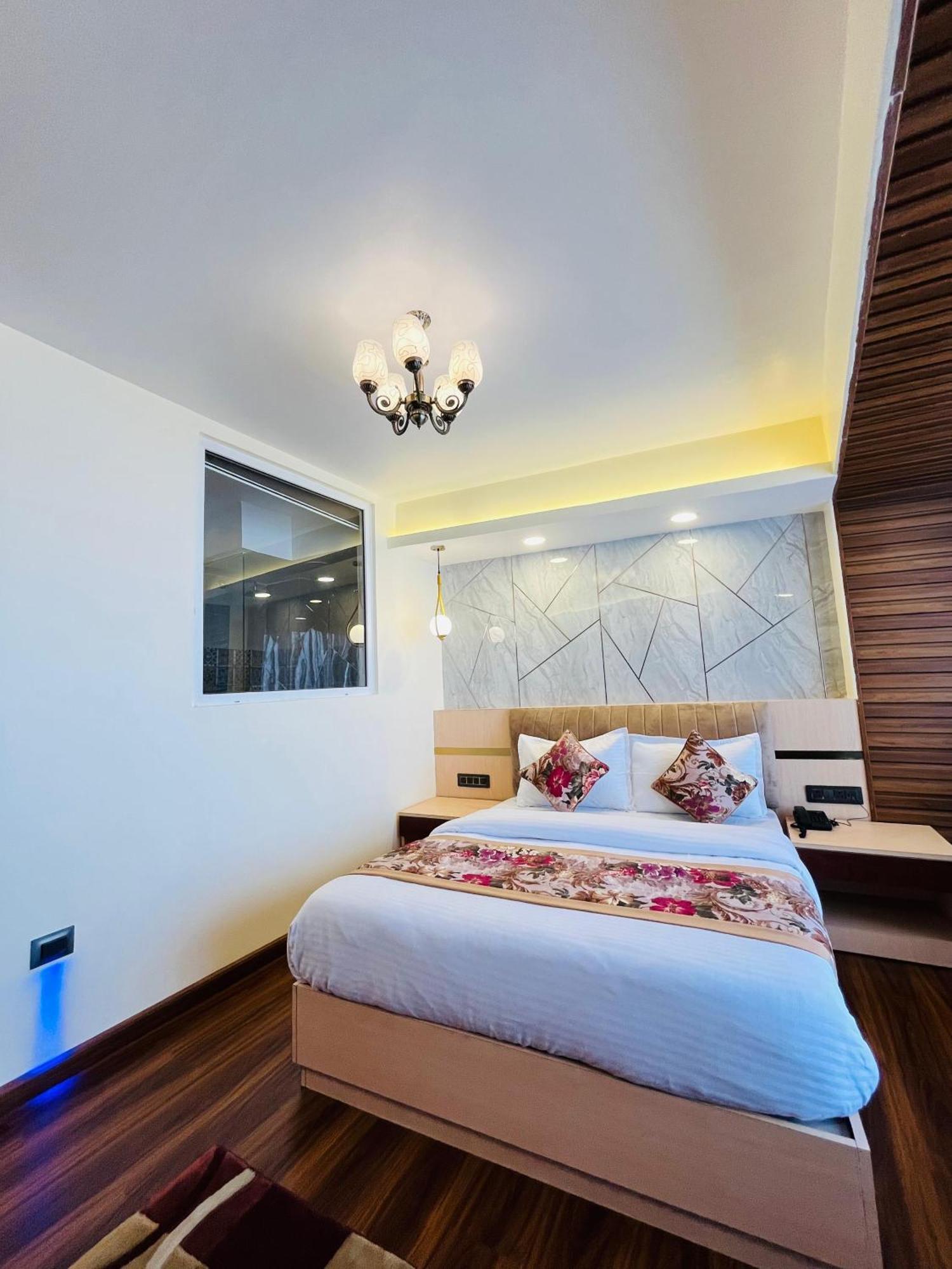 Luxury Stay At Hotel Broadway Boutique Mall Road Chowrasta Near Mahakal Temple Darjeeling  Extérieur photo