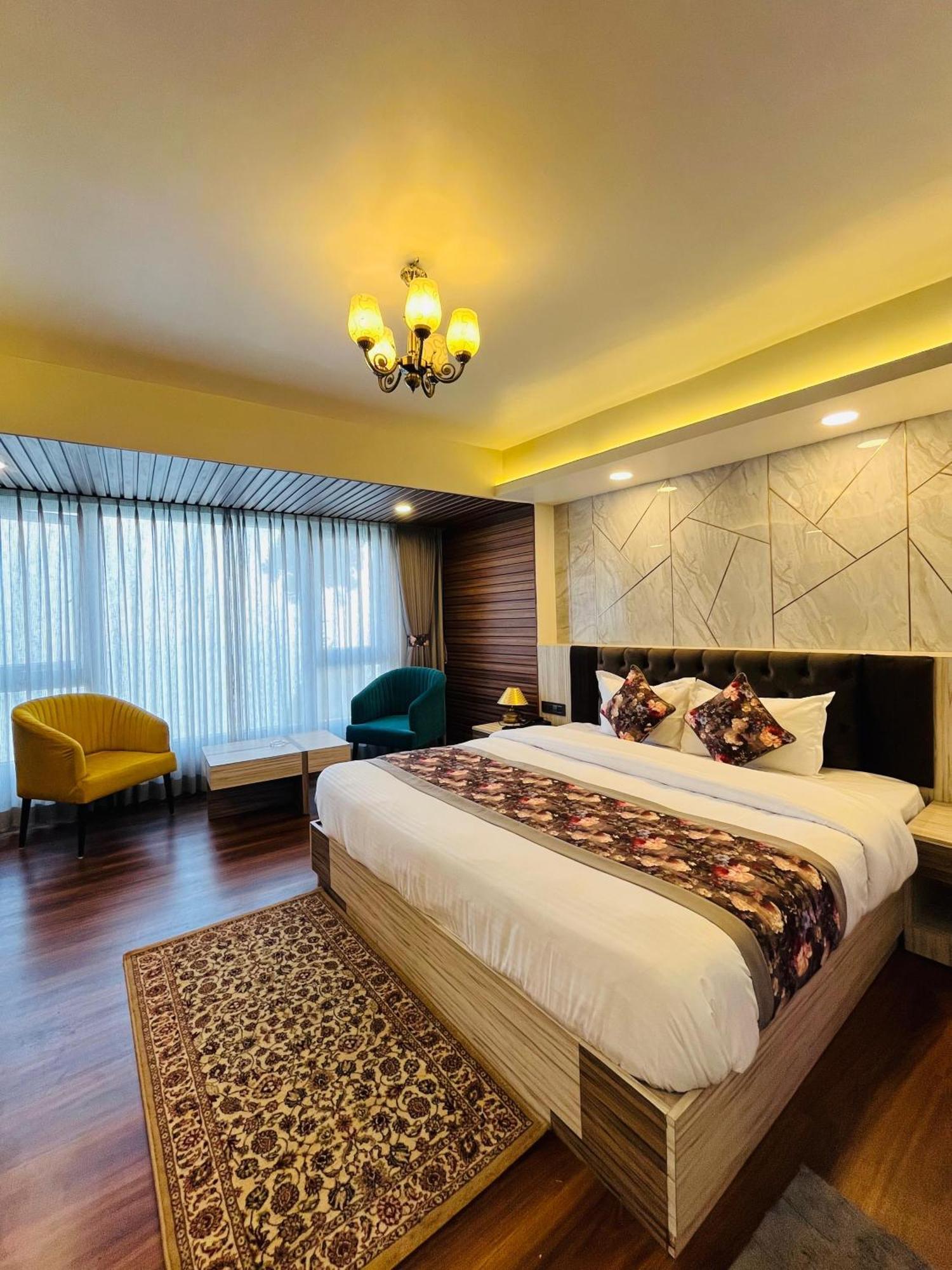 Luxury Stay At Hotel Broadway Boutique Mall Road Chowrasta Near Mahakal Temple Darjeeling  Extérieur photo