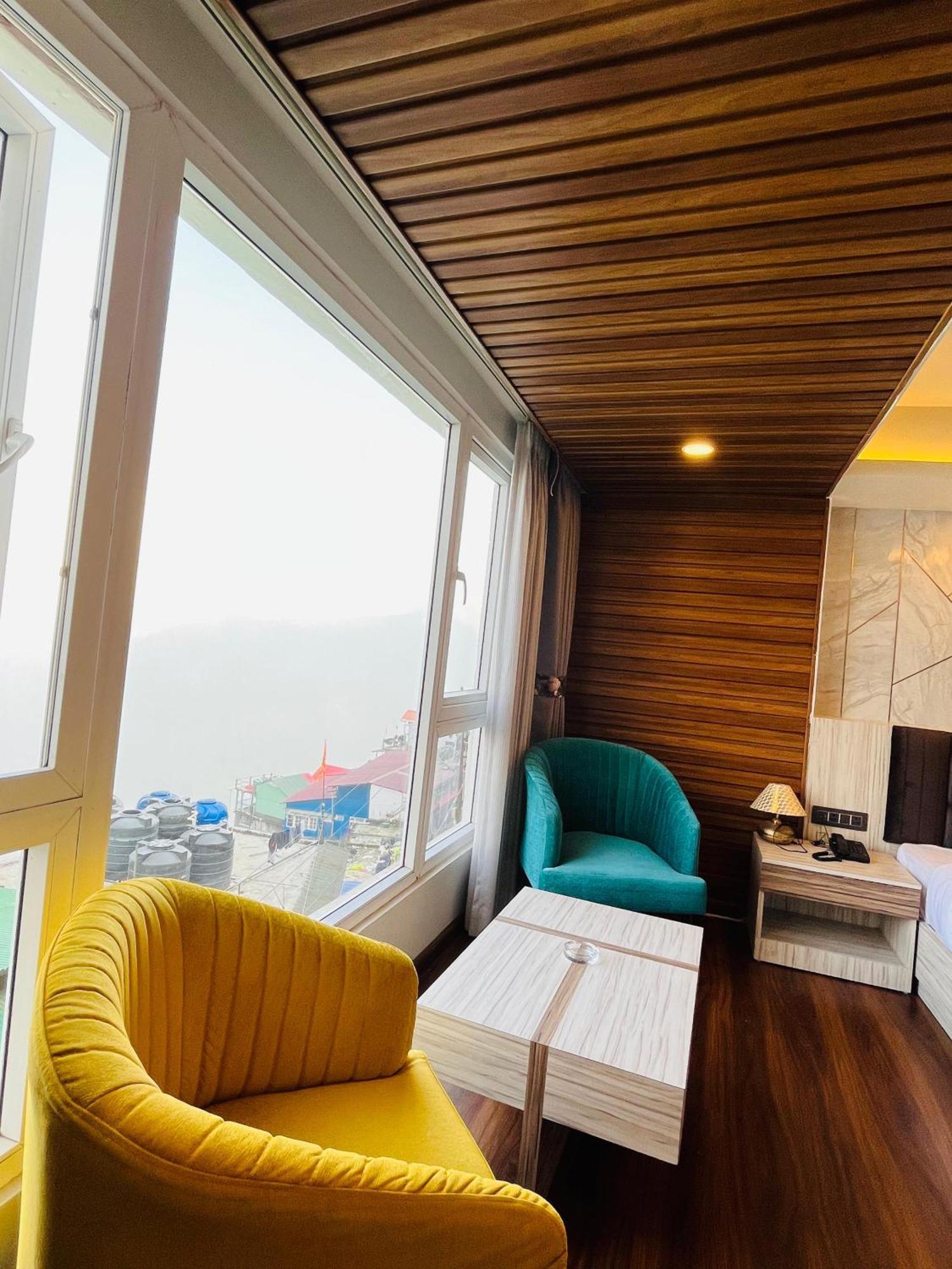 Luxury Stay At Hotel Broadway Boutique Mall Road Chowrasta Near Mahakal Temple Darjeeling  Extérieur photo