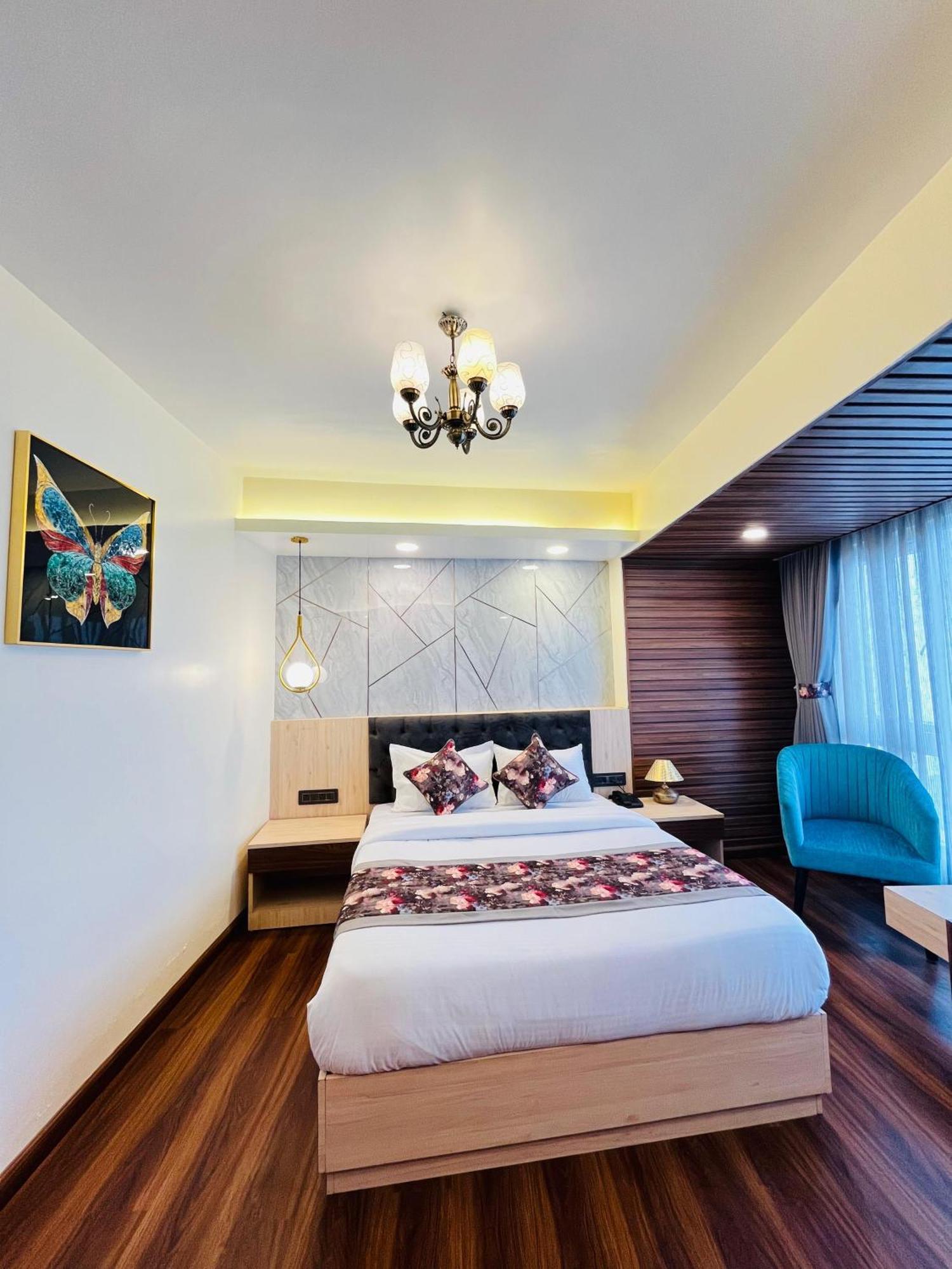Luxury Stay At Hotel Broadway Boutique Mall Road Chowrasta Near Mahakal Temple Darjeeling  Extérieur photo