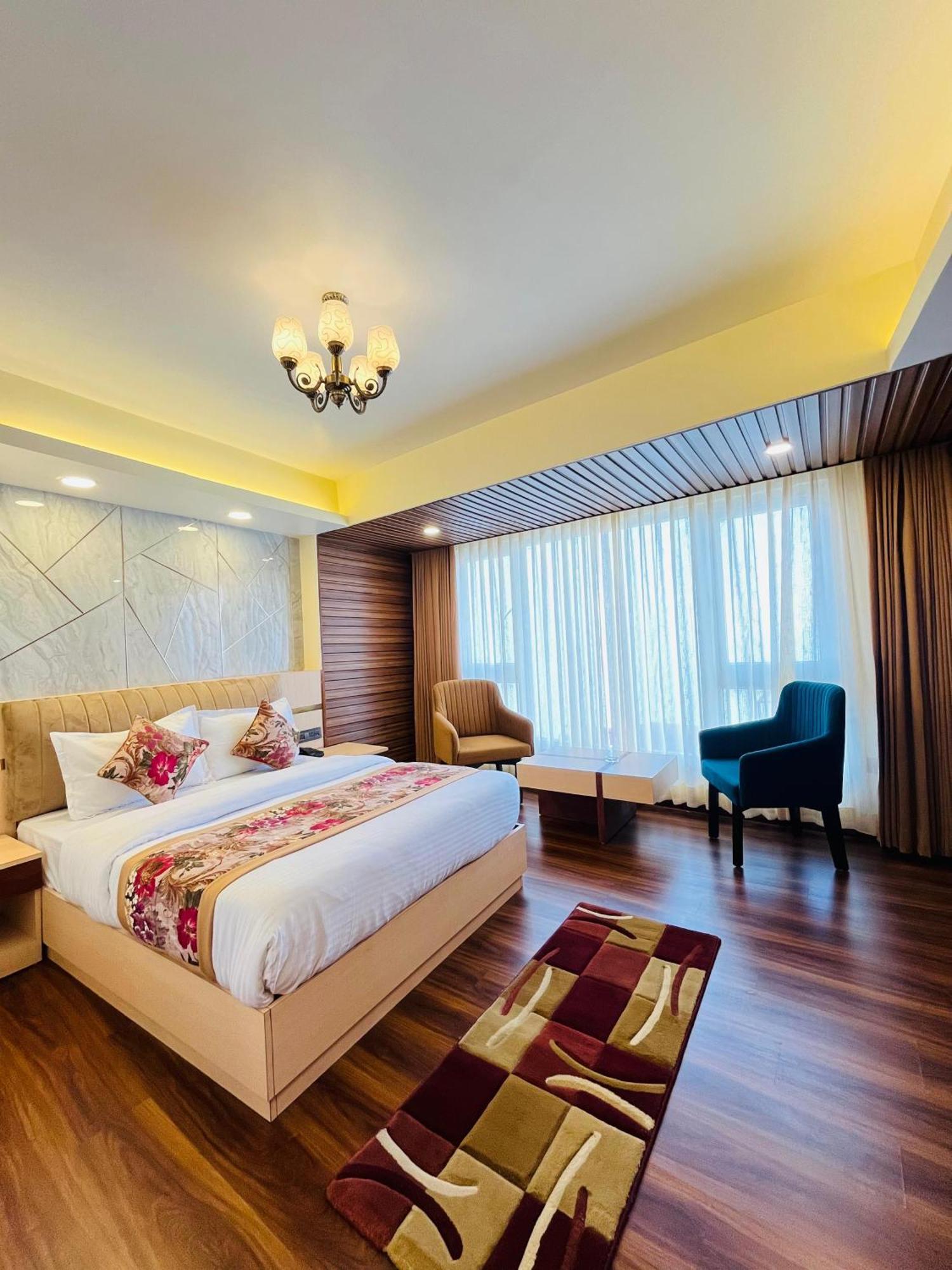 Luxury Stay At Hotel Broadway Boutique Mall Road Chowrasta Near Mahakal Temple Darjeeling  Extérieur photo