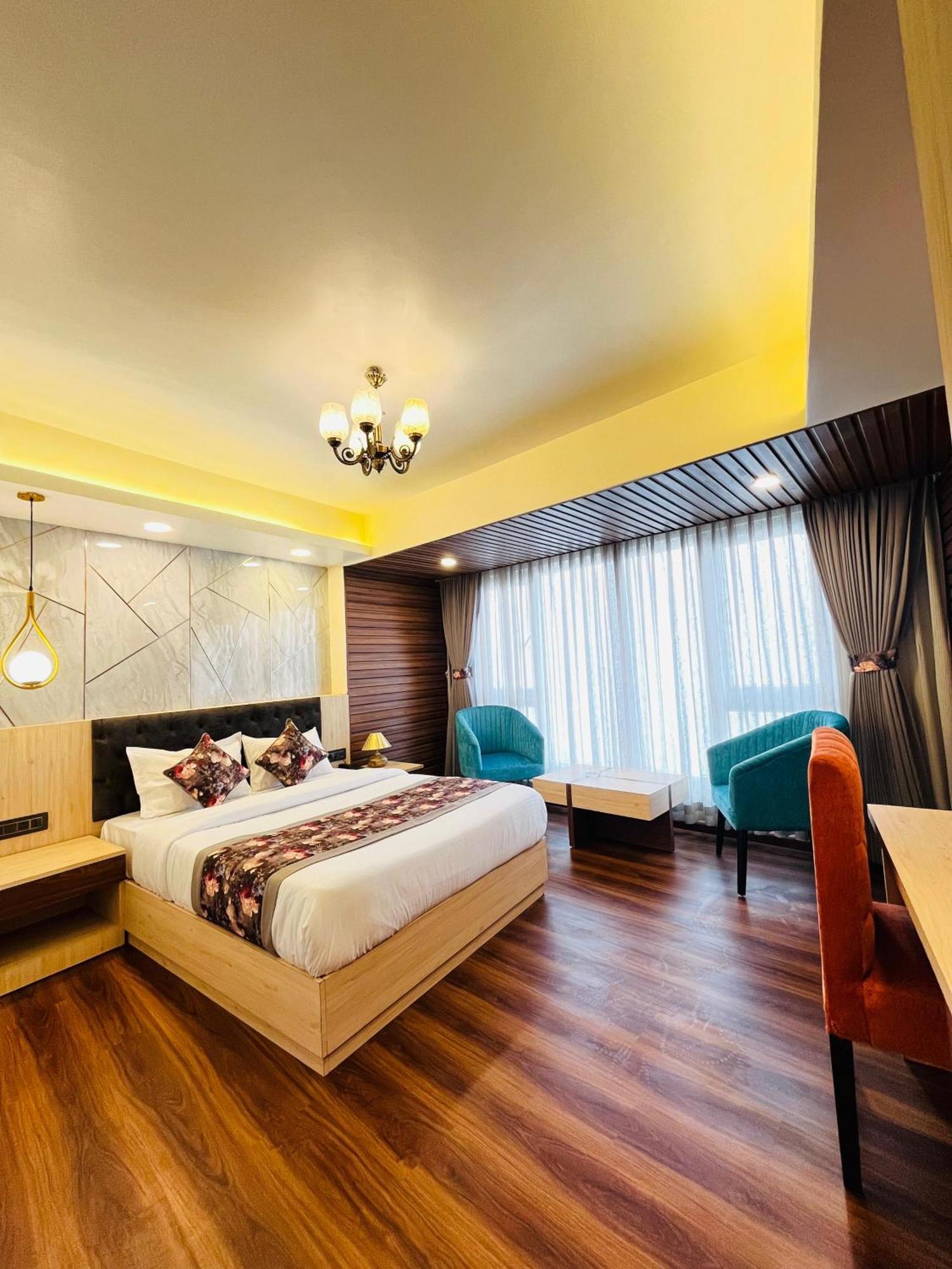 Luxury Stay At Hotel Broadway Boutique Mall Road Chowrasta Near Mahakal Temple Darjeeling  Extérieur photo