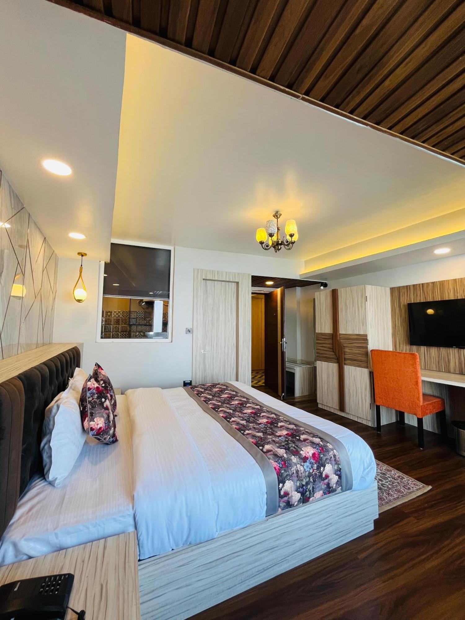 Luxury Stay At Hotel Broadway Boutique Mall Road Chowrasta Near Mahakal Temple Darjeeling  Extérieur photo