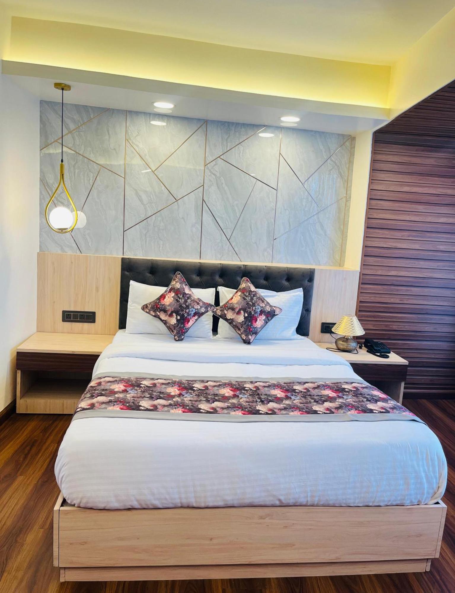 Luxury Stay At Hotel Broadway Boutique Mall Road Chowrasta Near Mahakal Temple Darjeeling  Extérieur photo