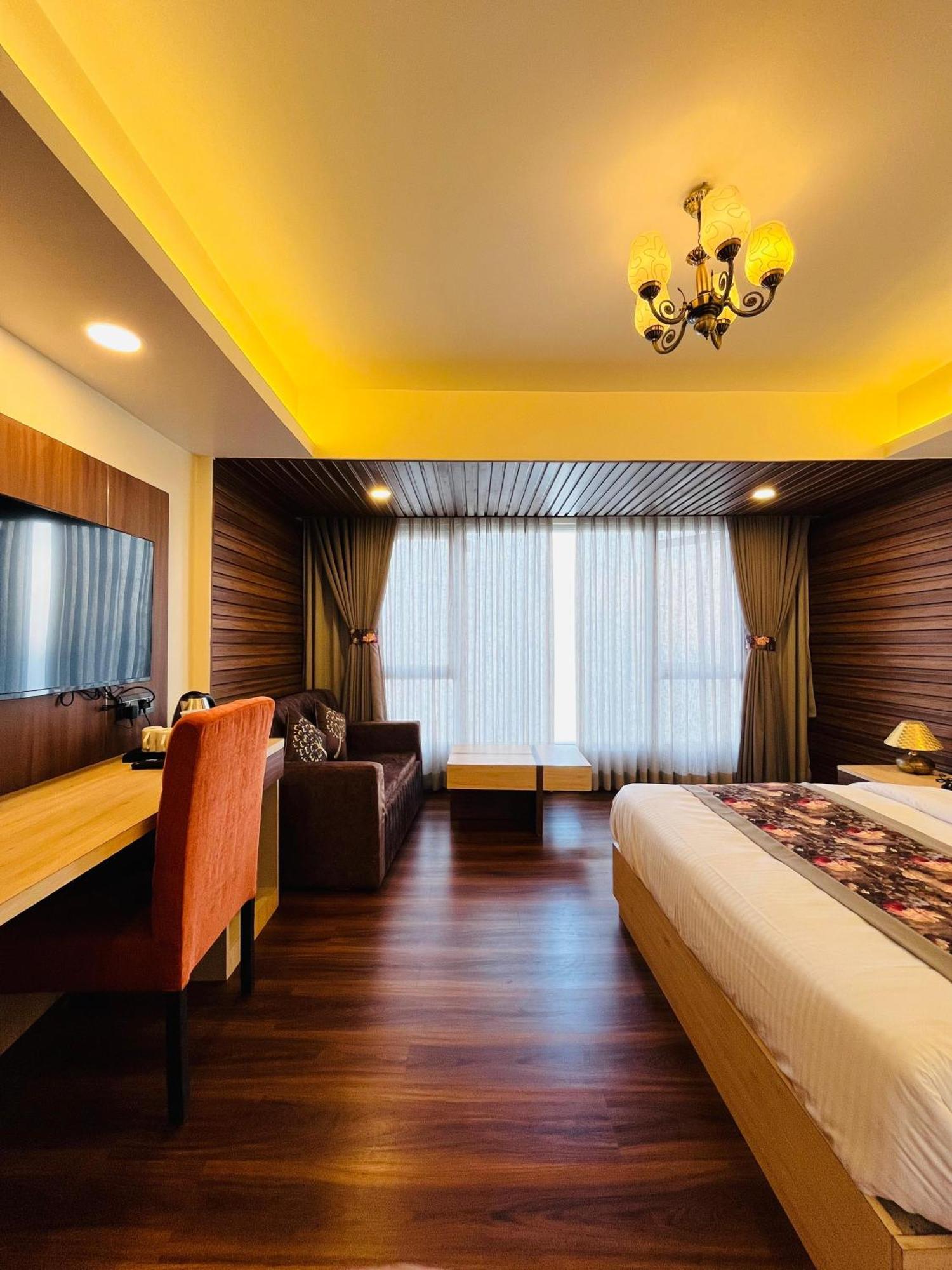 Luxury Stay At Hotel Broadway Boutique Mall Road Chowrasta Near Mahakal Temple Darjeeling  Extérieur photo