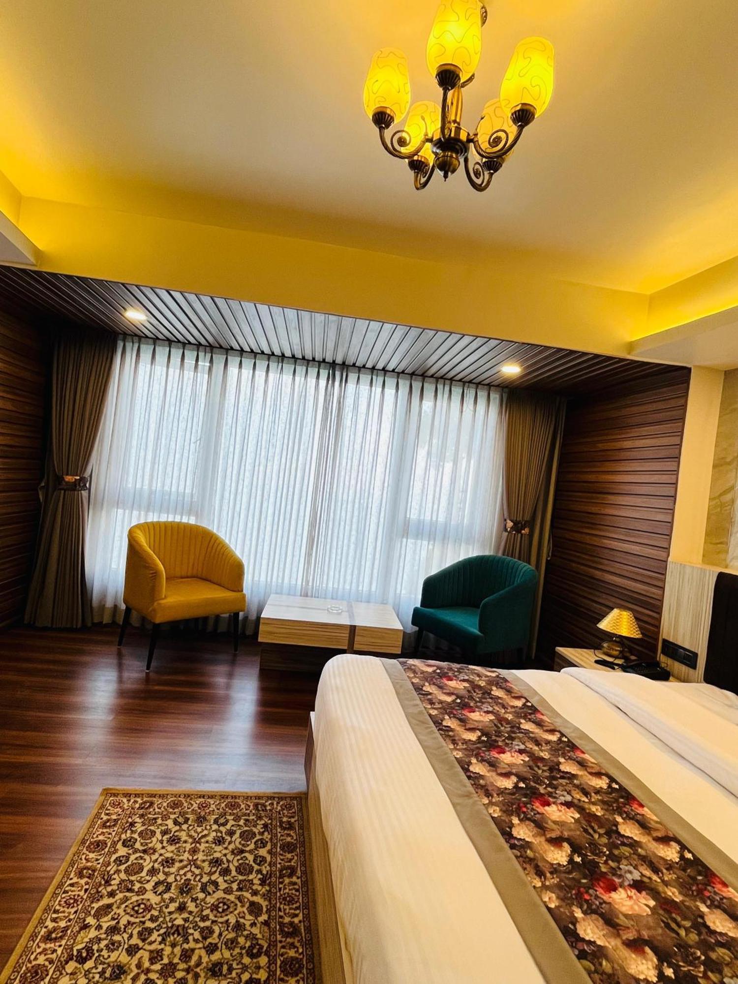 Luxury Stay At Hotel Broadway Boutique Mall Road Chowrasta Near Mahakal Temple Darjeeling  Extérieur photo