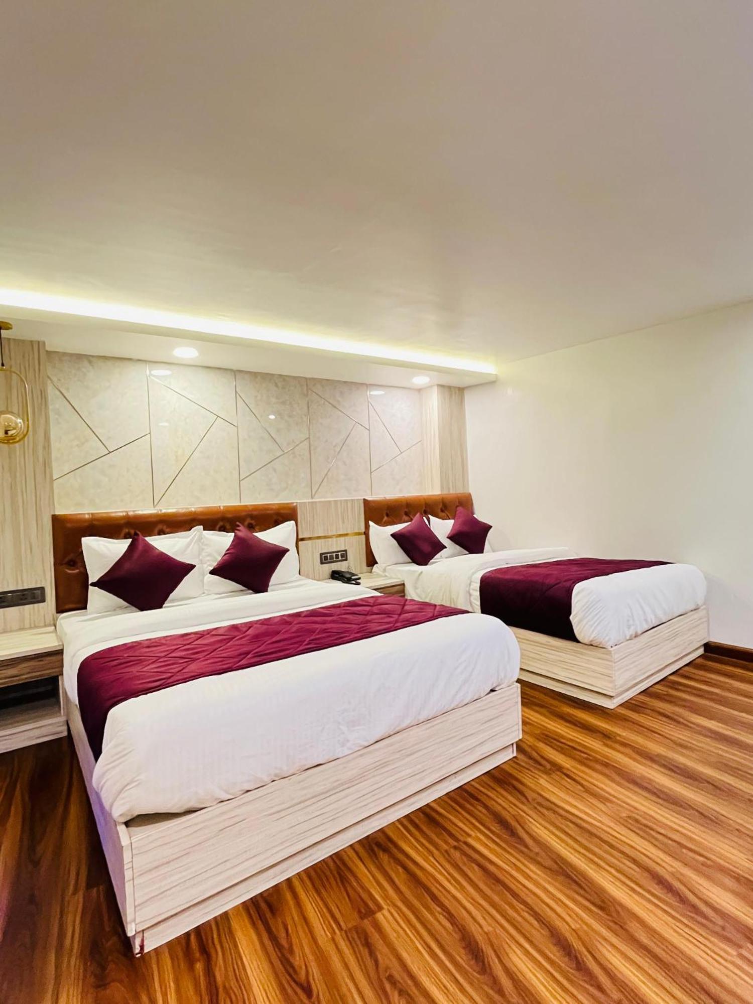 Luxury Stay At Hotel Broadway Boutique Mall Road Chowrasta Near Mahakal Temple Darjeeling  Extérieur photo