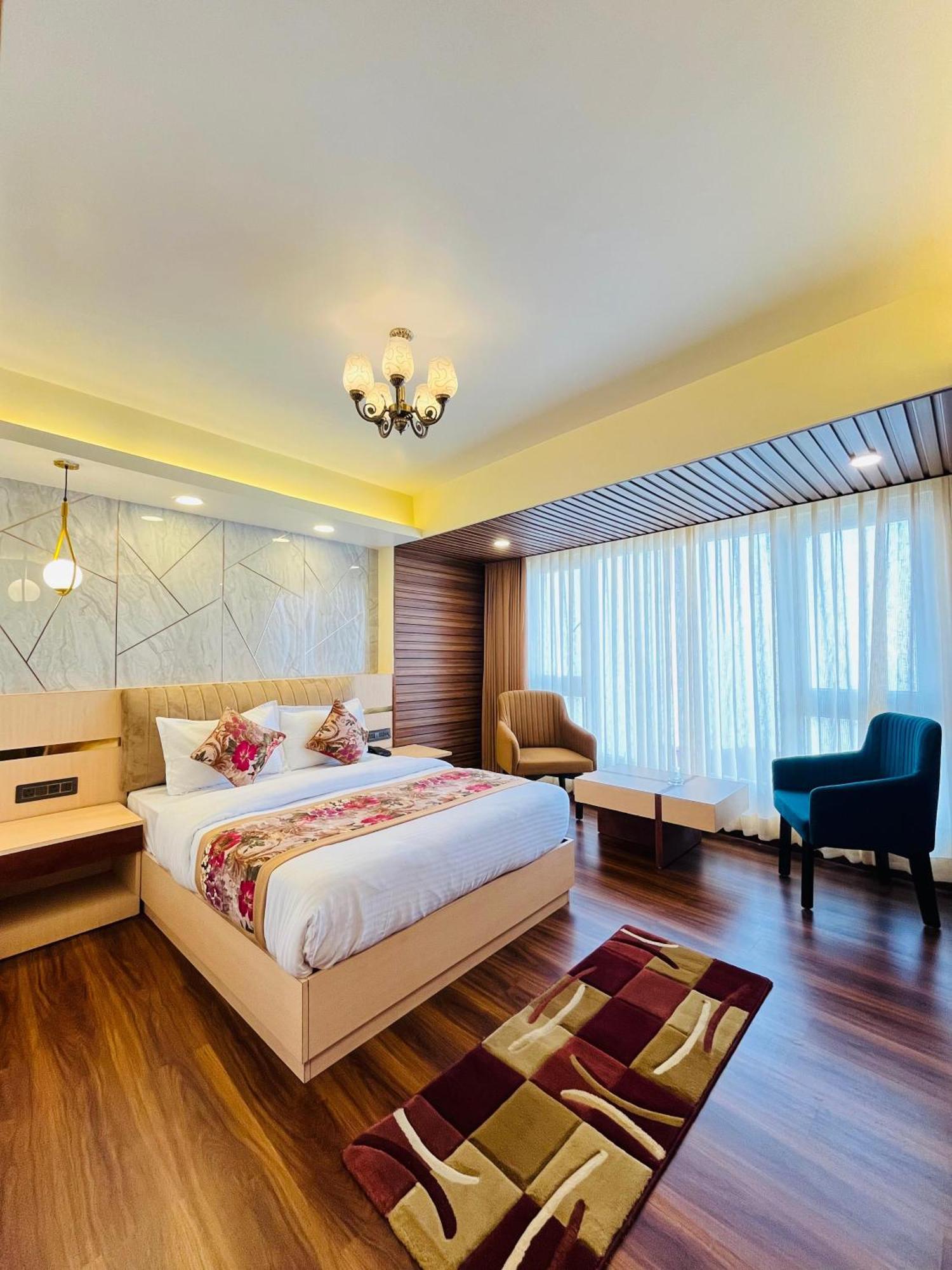 Luxury Stay At Hotel Broadway Boutique Mall Road Chowrasta Near Mahakal Temple Darjeeling  Extérieur photo