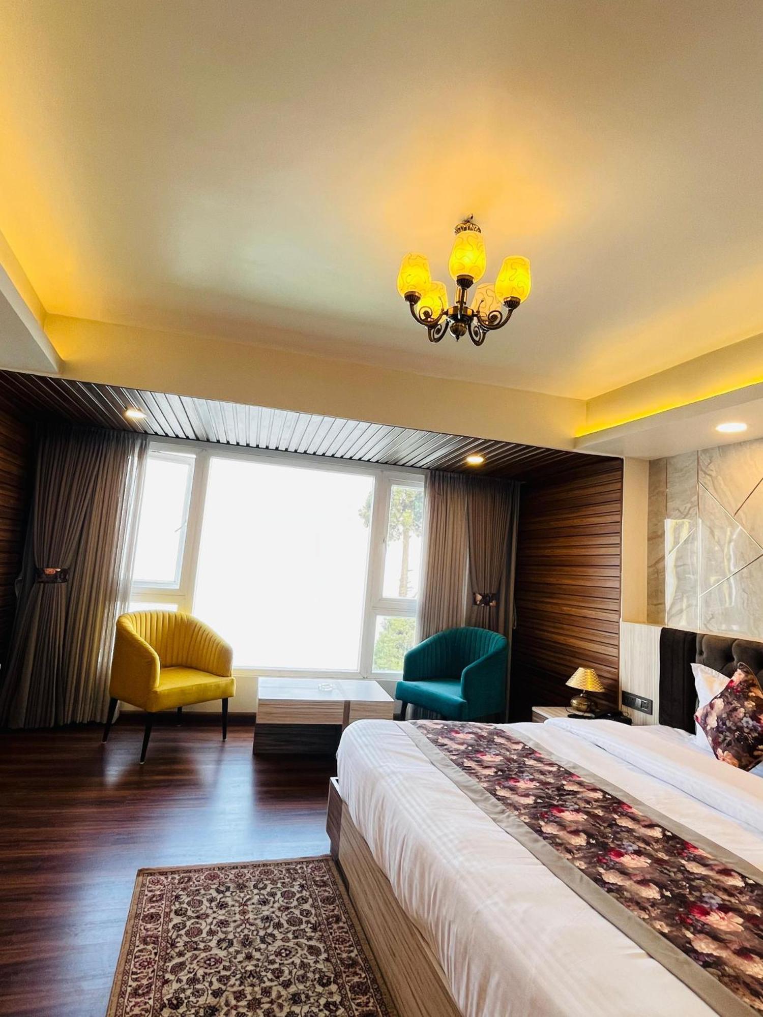 Luxury Stay At Hotel Broadway Boutique Mall Road Chowrasta Near Mahakal Temple Darjeeling  Extérieur photo