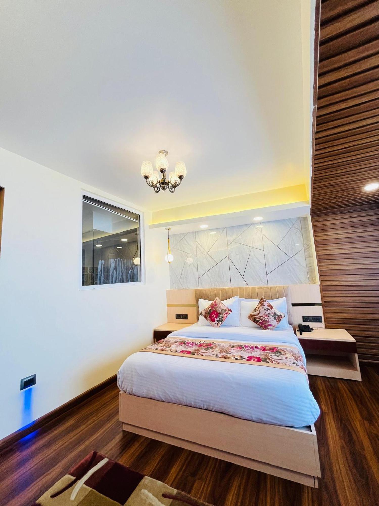 Luxury Stay At Hotel Broadway Boutique Mall Road Chowrasta Near Mahakal Temple Darjeeling  Extérieur photo