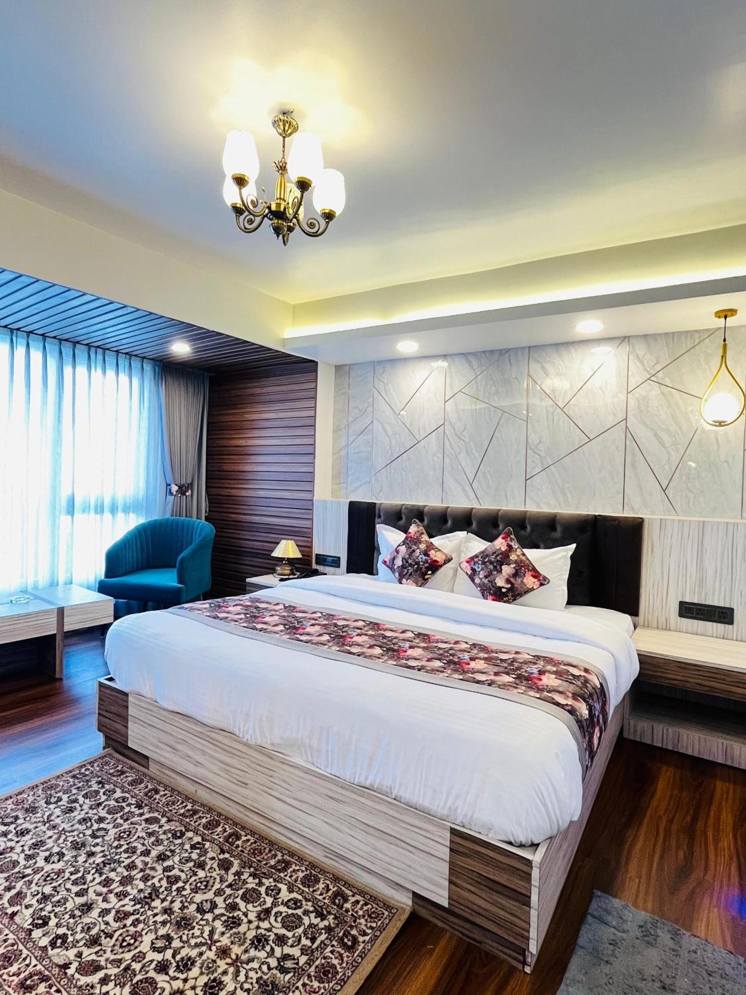 Luxury Stay At Hotel Broadway Boutique Mall Road Chowrasta Near Mahakal Temple Darjeeling  Extérieur photo