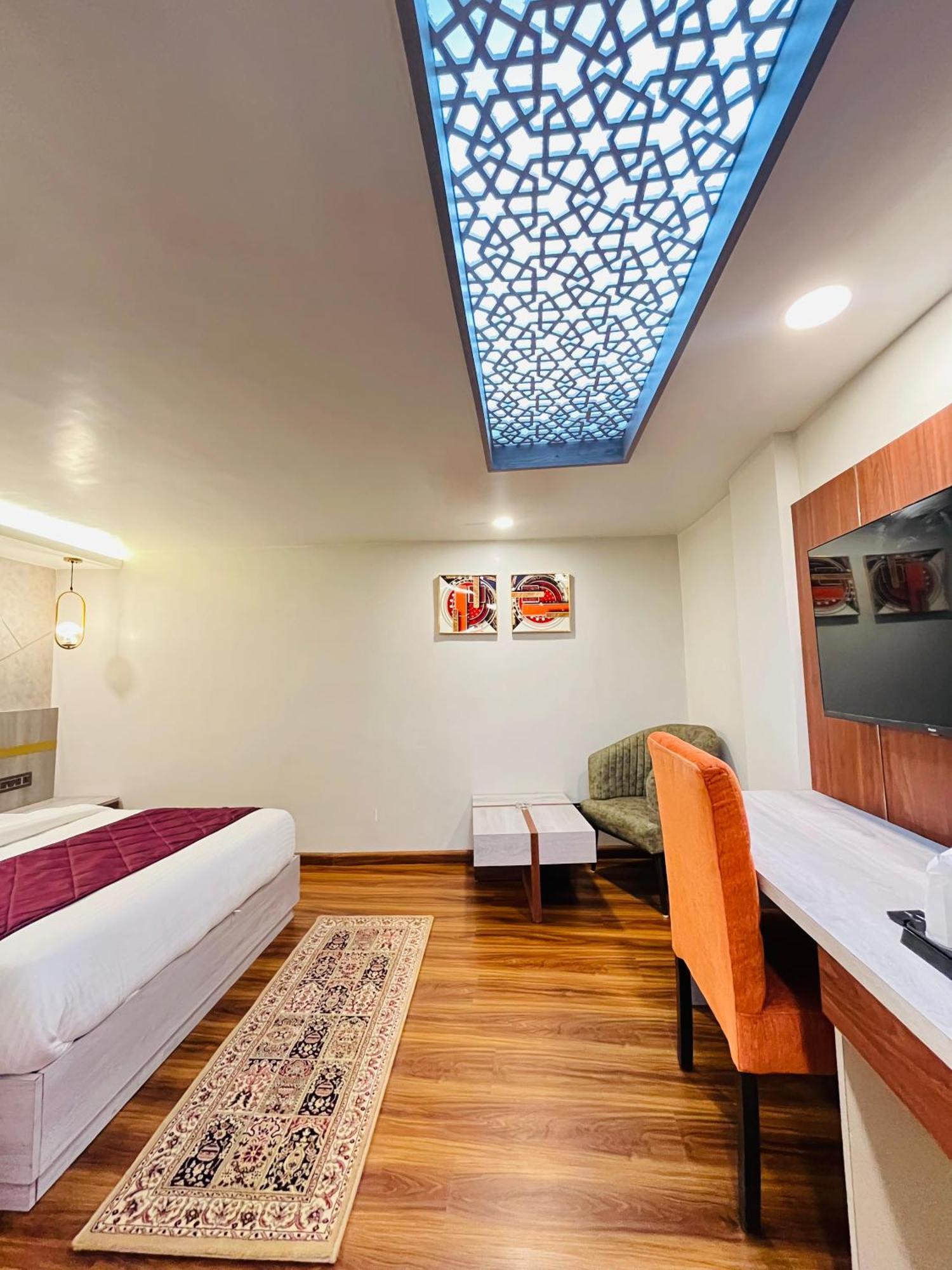 Luxury Stay At Hotel Broadway Boutique Mall Road Chowrasta Near Mahakal Temple Darjeeling  Extérieur photo