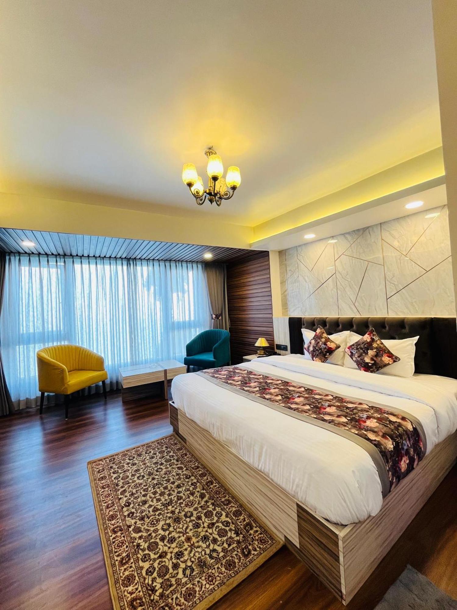 Luxury Stay At Hotel Broadway Boutique Mall Road Chowrasta Near Mahakal Temple Darjeeling  Extérieur photo