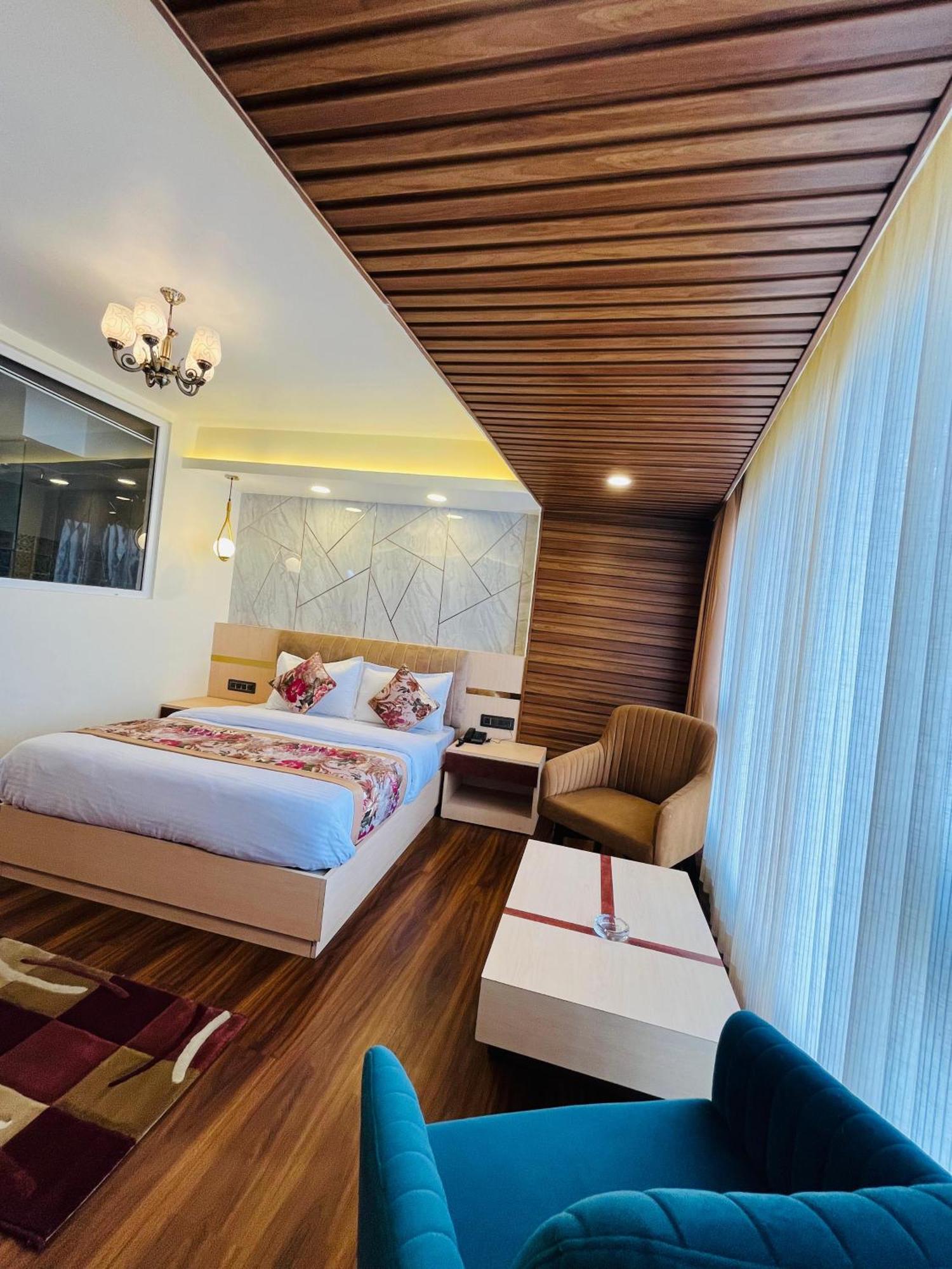 Luxury Stay At Hotel Broadway Boutique Mall Road Chowrasta Near Mahakal Temple Darjeeling  Extérieur photo