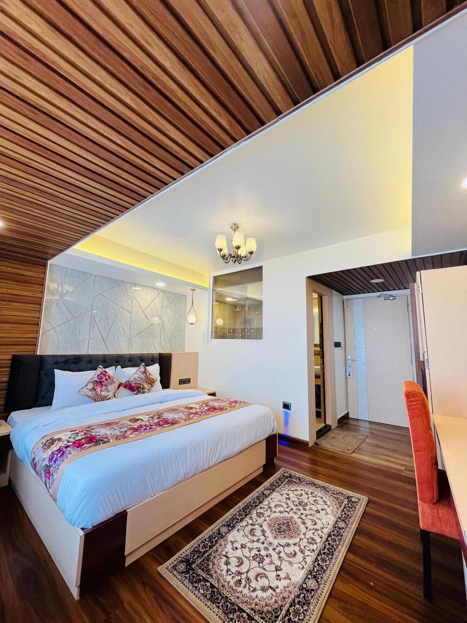 Luxury Stay At Hotel Broadway Boutique Mall Road Chowrasta Near Mahakal Temple Darjeeling  Extérieur photo