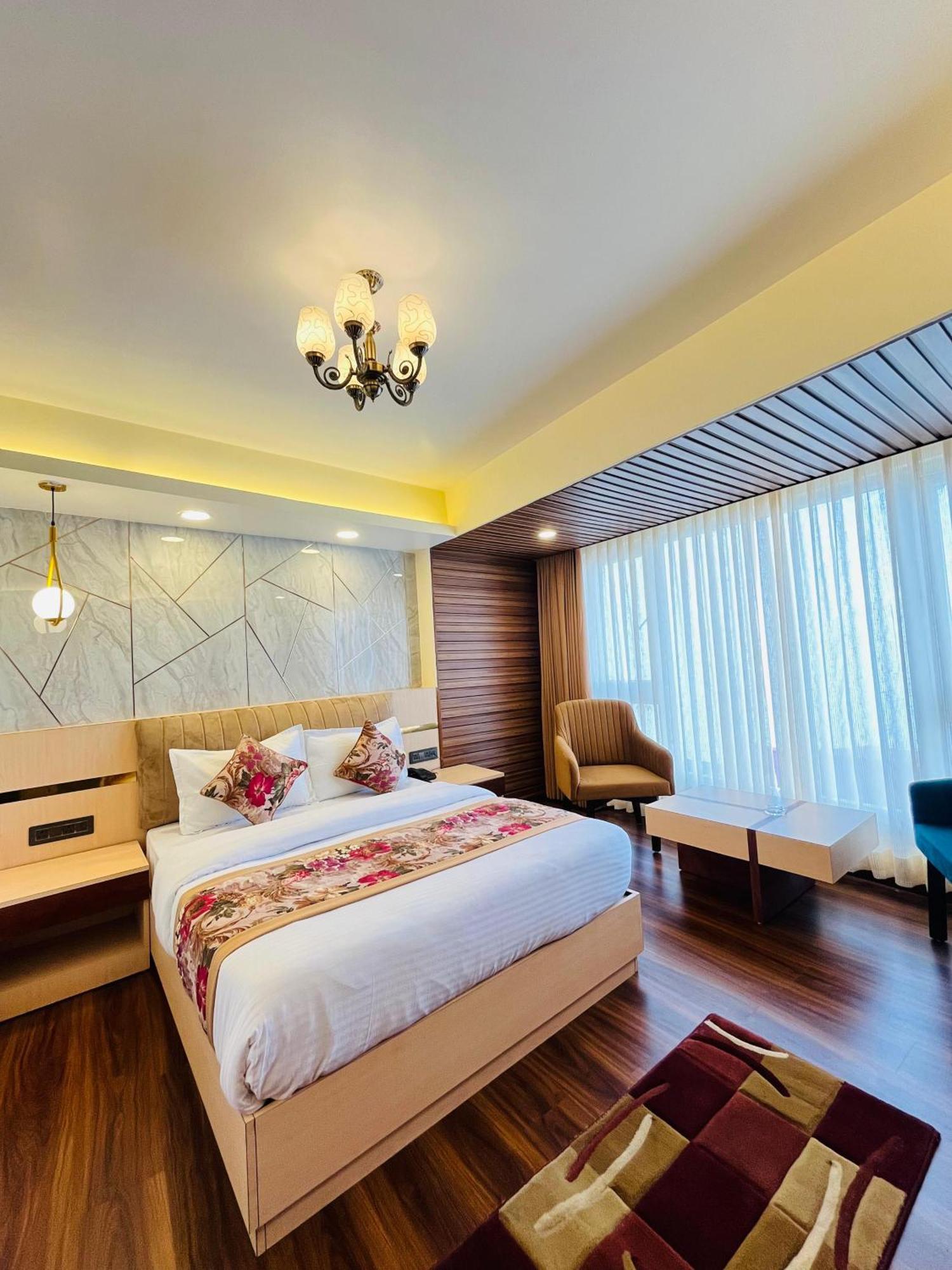 Luxury Stay At Hotel Broadway Boutique Mall Road Chowrasta Near Mahakal Temple Darjeeling  Extérieur photo