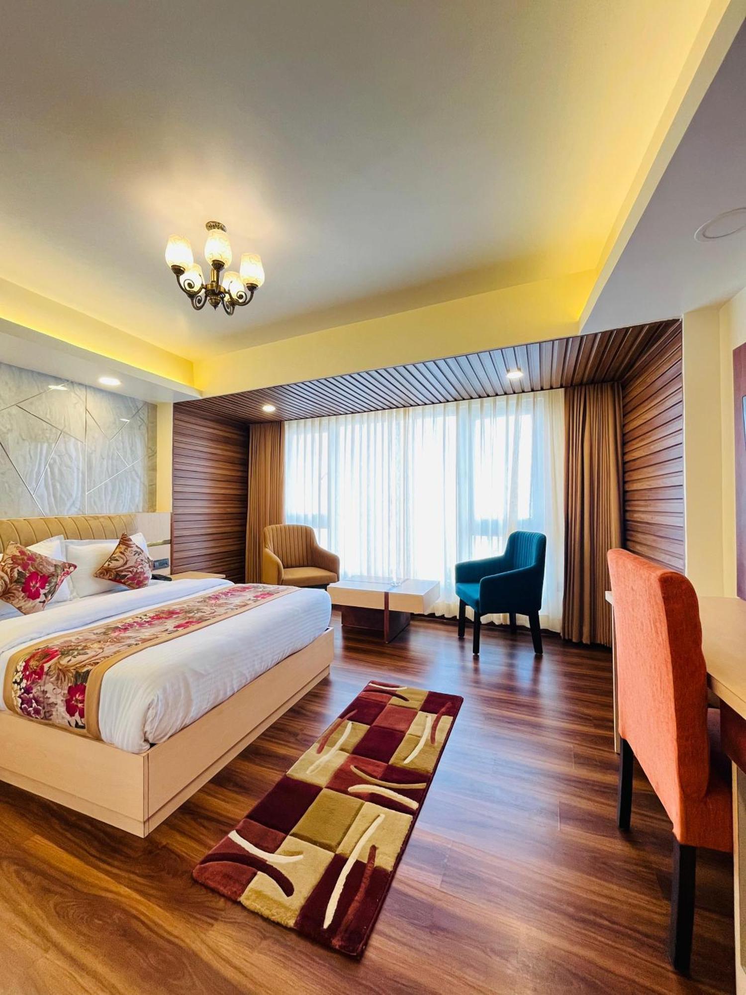Luxury Stay At Hotel Broadway Boutique Mall Road Chowrasta Near Mahakal Temple Darjeeling  Extérieur photo