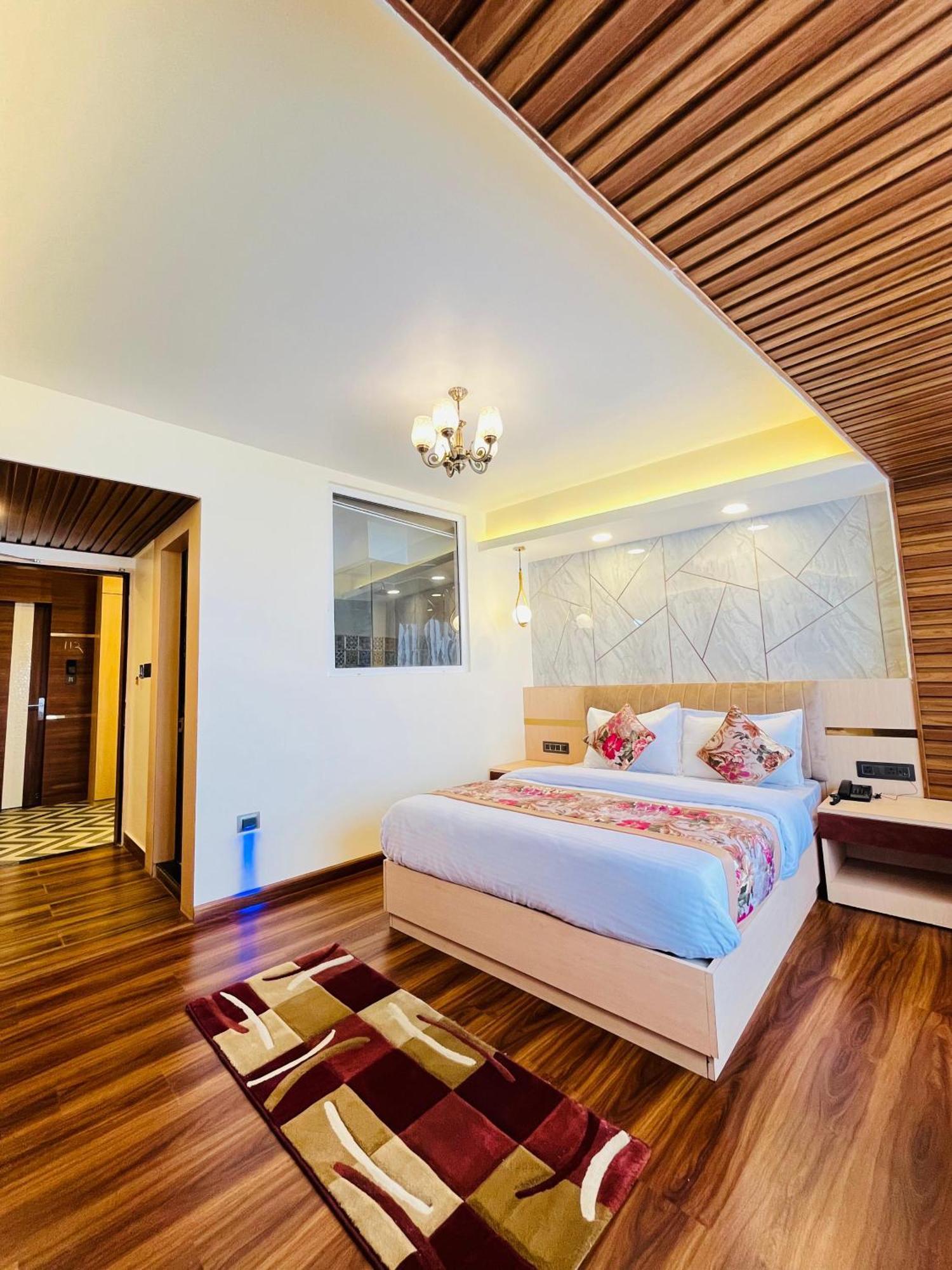 Luxury Stay At Hotel Broadway Boutique Mall Road Chowrasta Near Mahakal Temple Darjeeling  Extérieur photo
