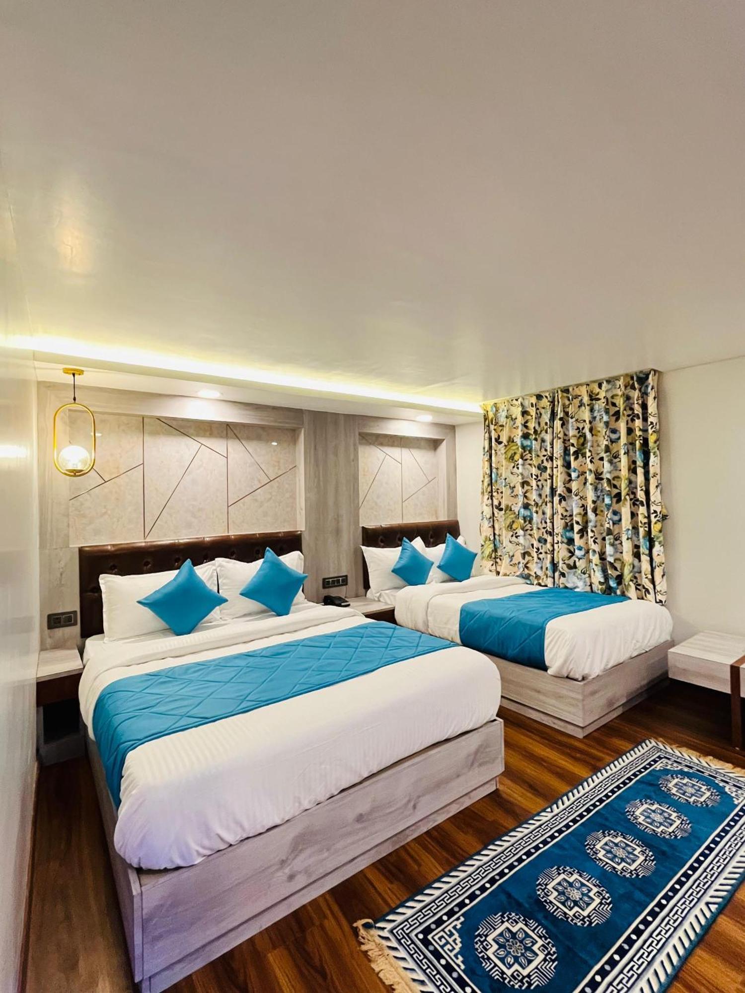 Luxury Stay At Hotel Broadway Boutique Mall Road Chowrasta Near Mahakal Temple Darjeeling  Extérieur photo