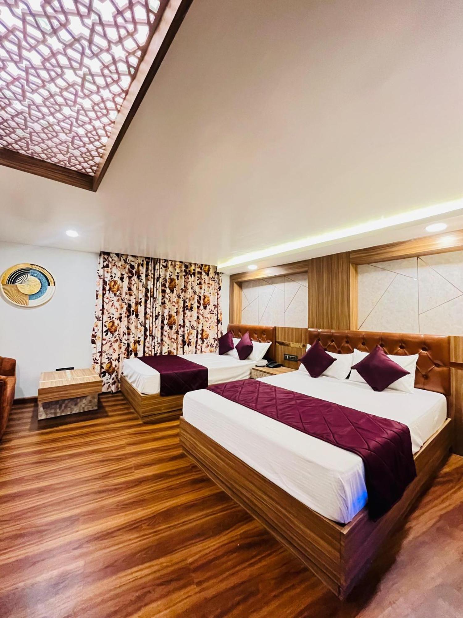 Luxury Stay At Hotel Broadway Boutique Mall Road Chowrasta Near Mahakal Temple Darjeeling  Extérieur photo