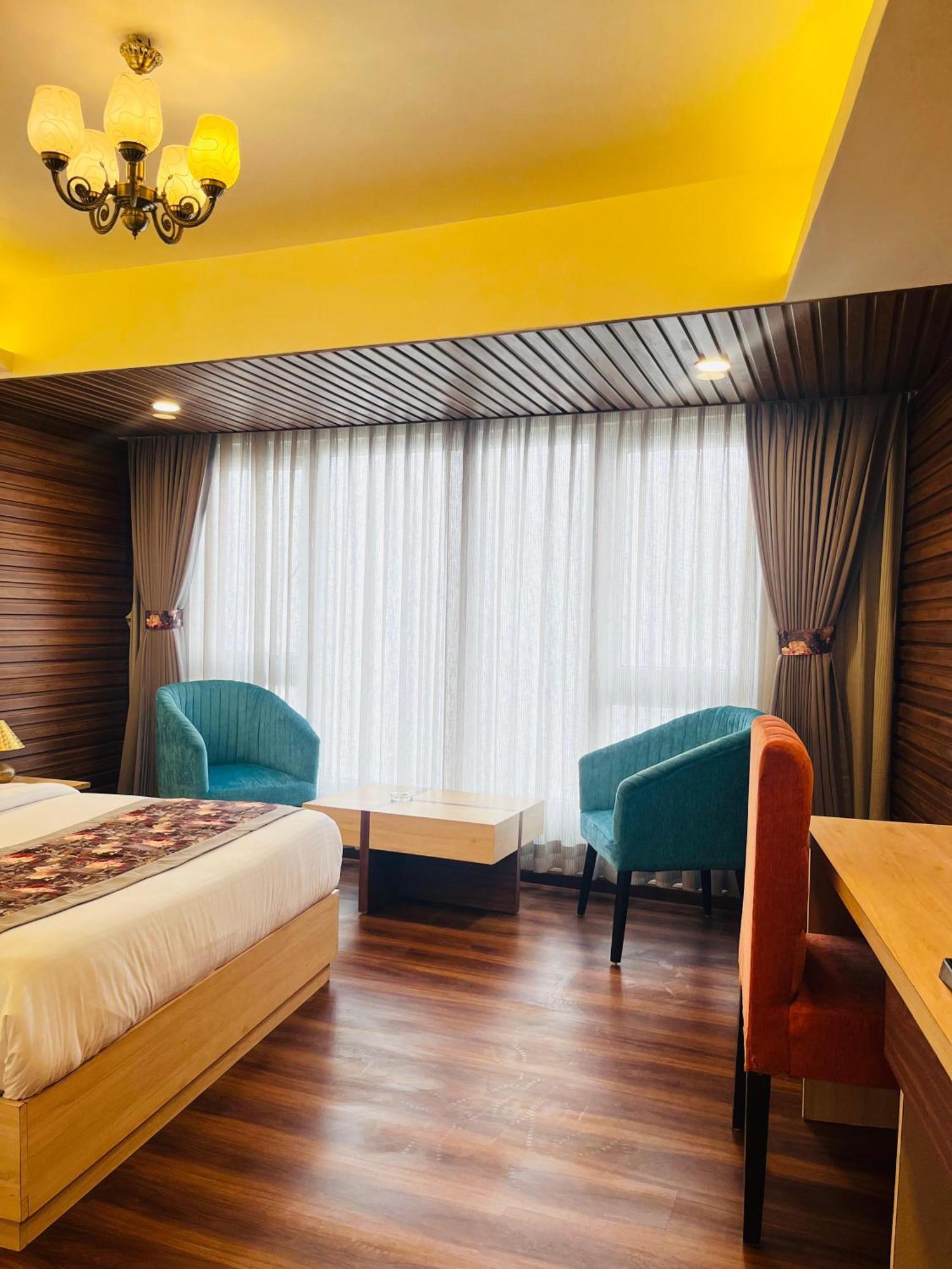 Luxury Stay At Hotel Broadway Boutique Mall Road Chowrasta Near Mahakal Temple Darjeeling  Extérieur photo