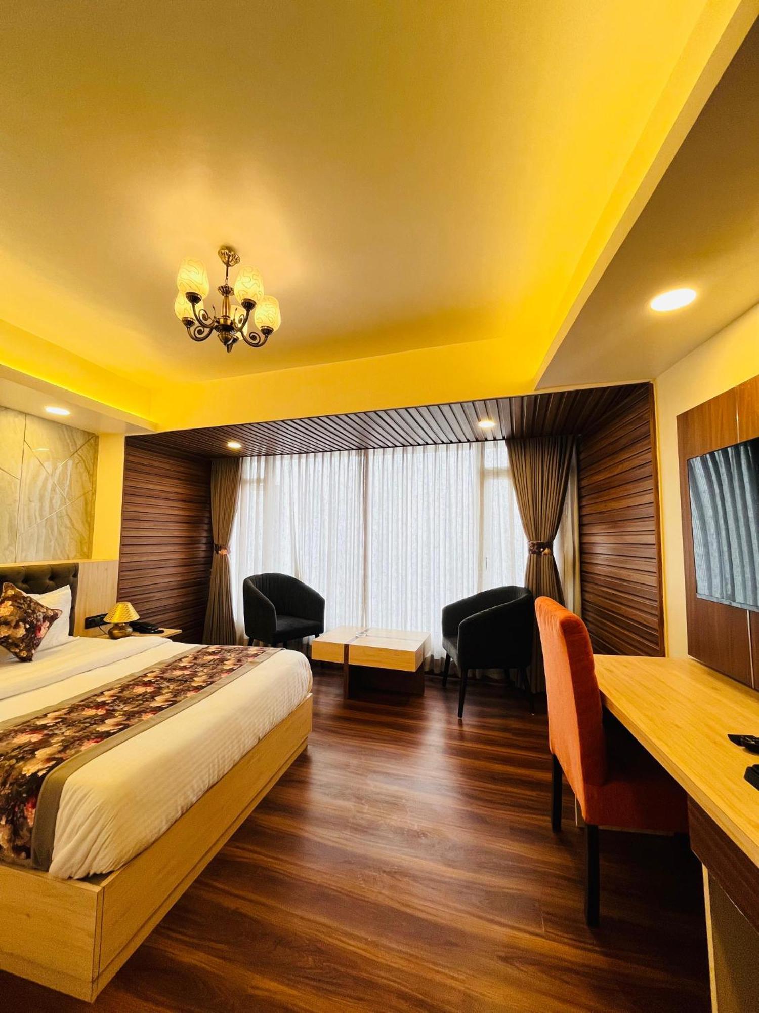 Luxury Stay At Hotel Broadway Boutique Mall Road Chowrasta Near Mahakal Temple Darjeeling  Extérieur photo