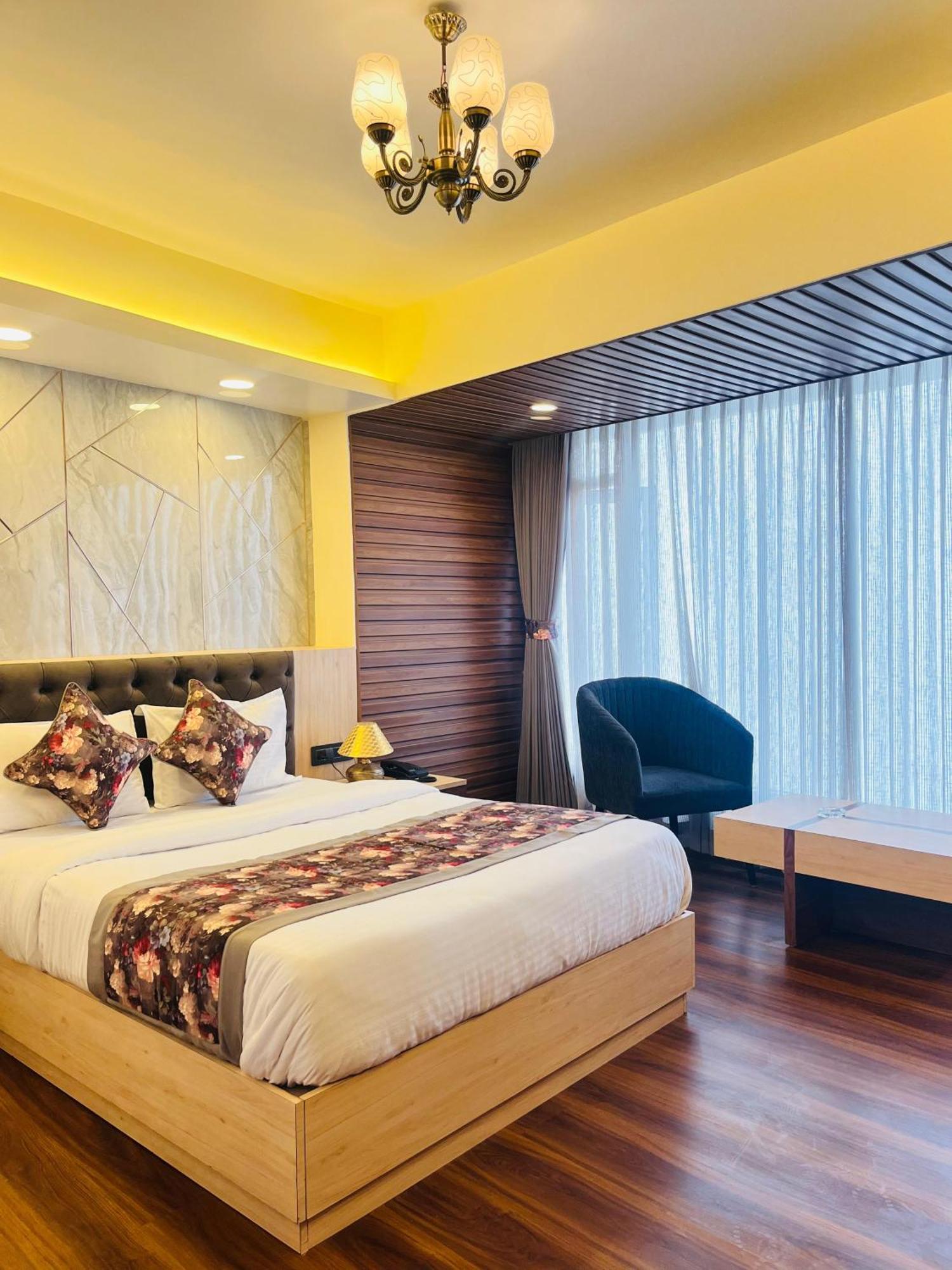 Luxury Stay At Hotel Broadway Boutique Mall Road Chowrasta Near Mahakal Temple Darjeeling  Extérieur photo