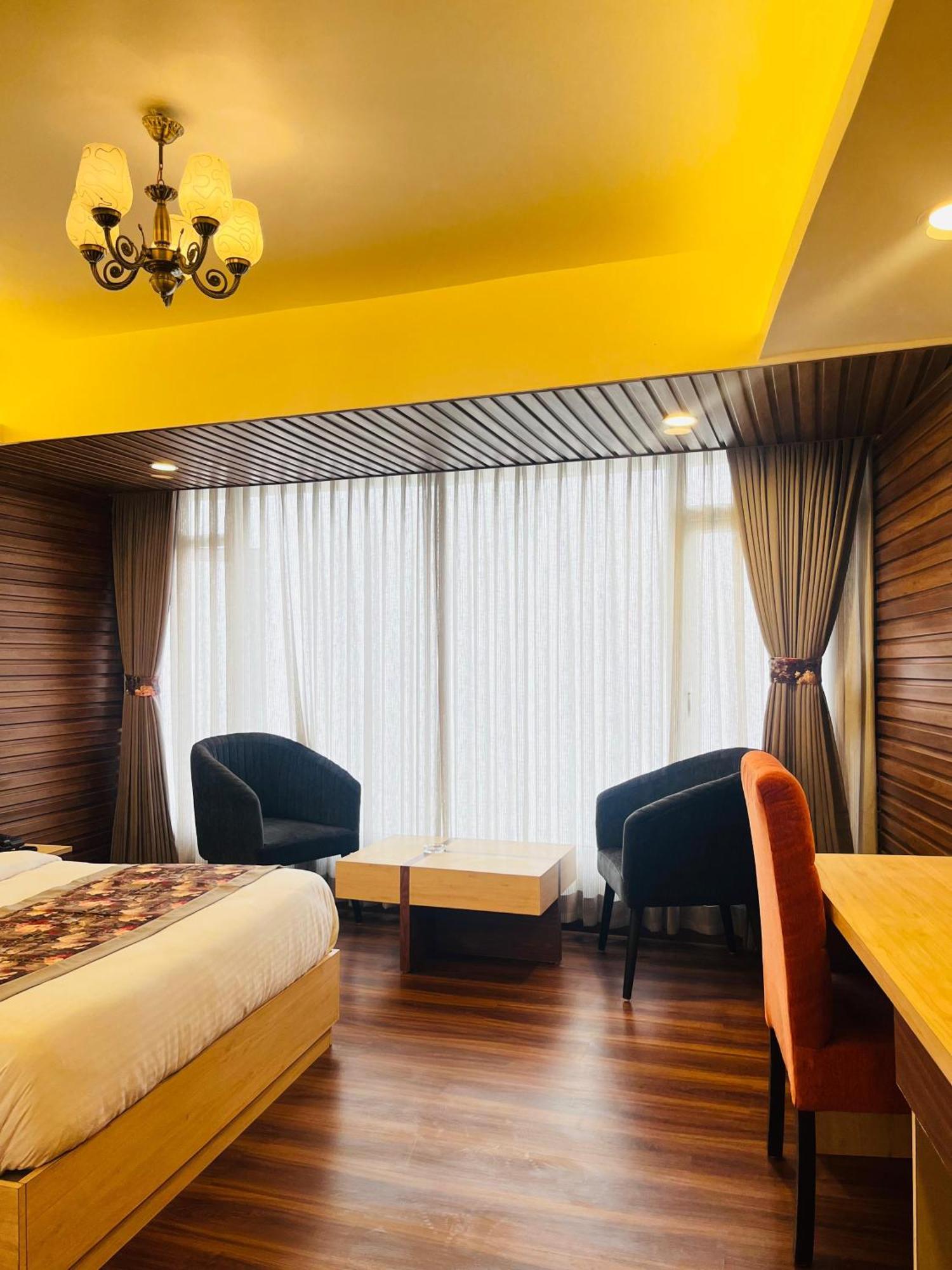 Luxury Stay At Hotel Broadway Boutique Mall Road Chowrasta Near Mahakal Temple Darjeeling  Extérieur photo