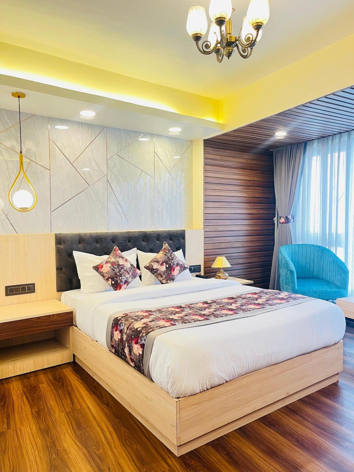 Luxury Stay At Hotel Broadway Boutique Mall Road Chowrasta Near Mahakal Temple Darjeeling  Extérieur photo
